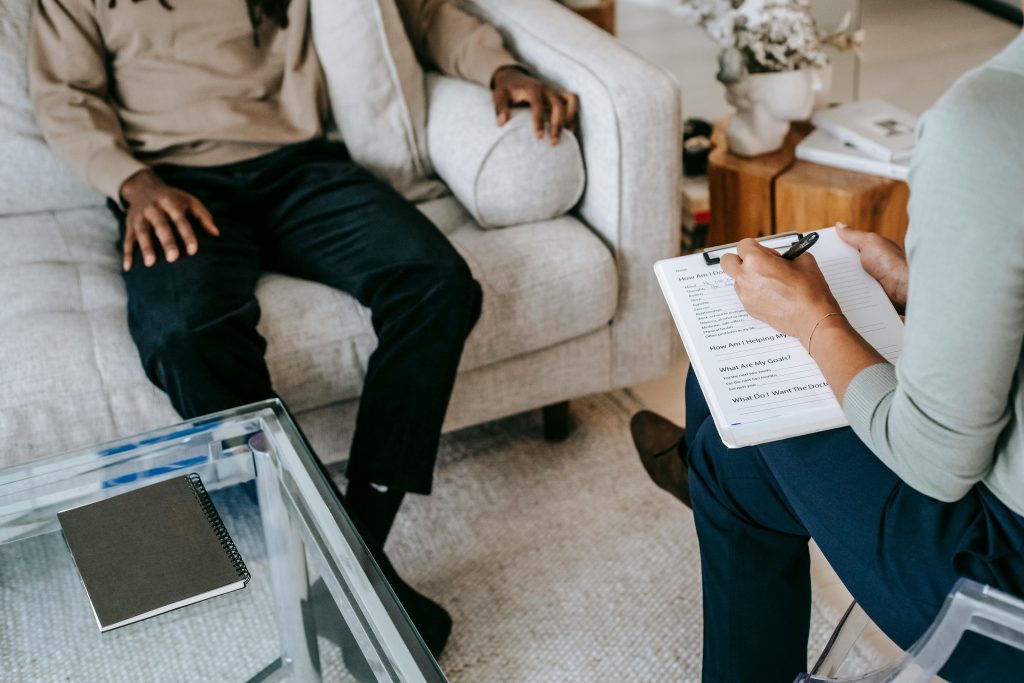 Terapia racional emotiva: qué es y cómo aplicarla