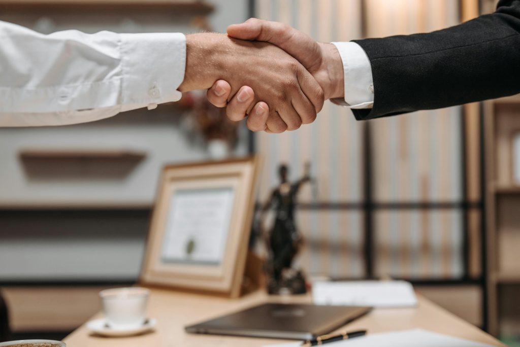 Resumen clave sobre la nueva ley de empleo y sus beneficios.