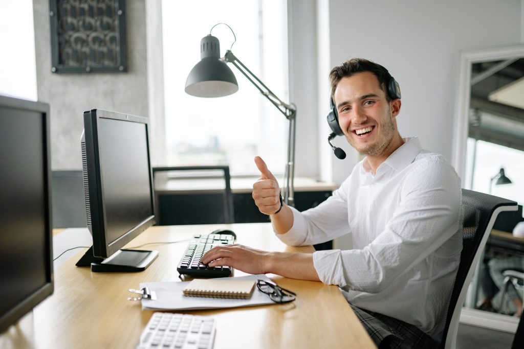Actitud positiva laboral: clave para productividad y ambiente sano.