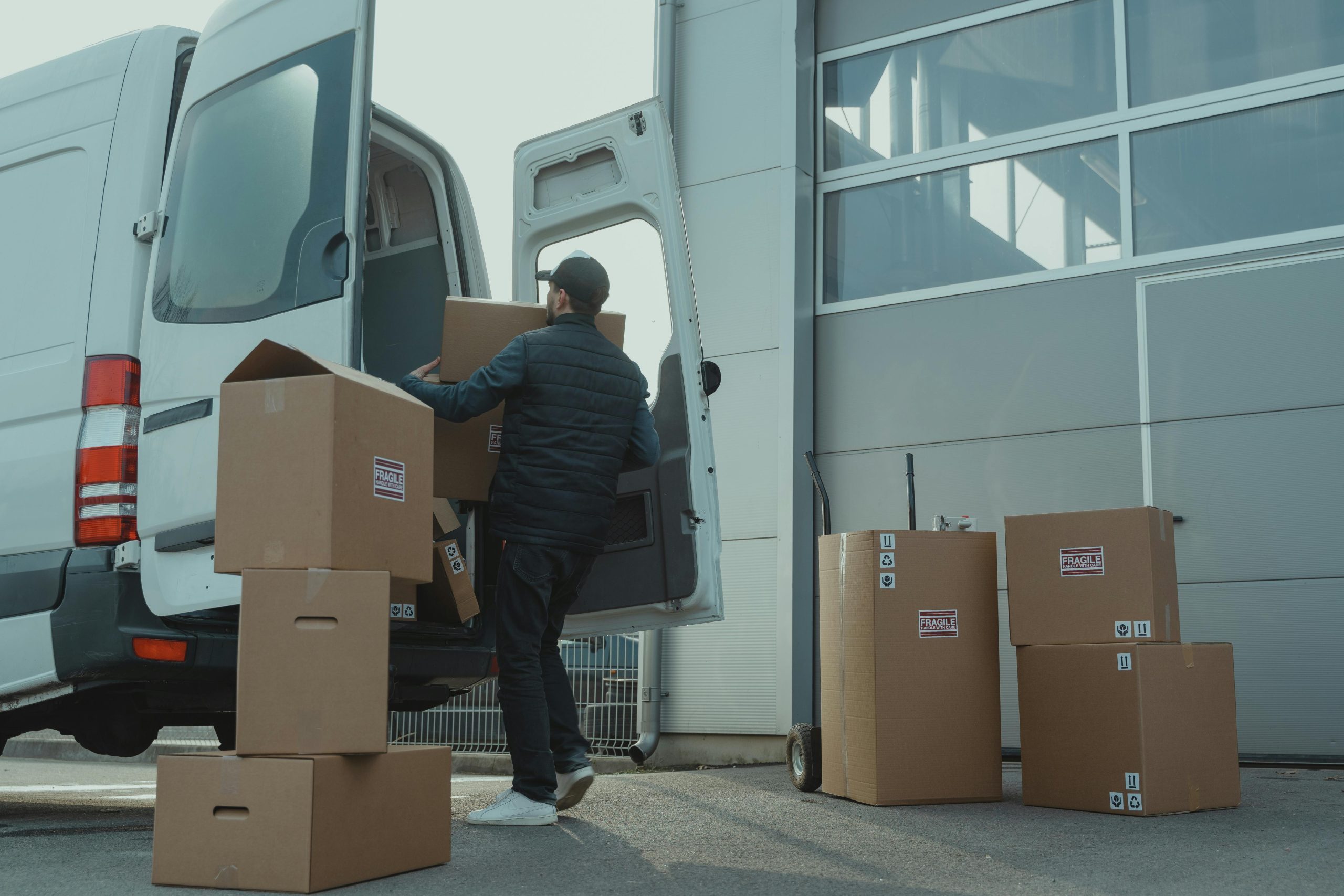 Estrategias distribución: optimiza canales para llegar a tu mercado.