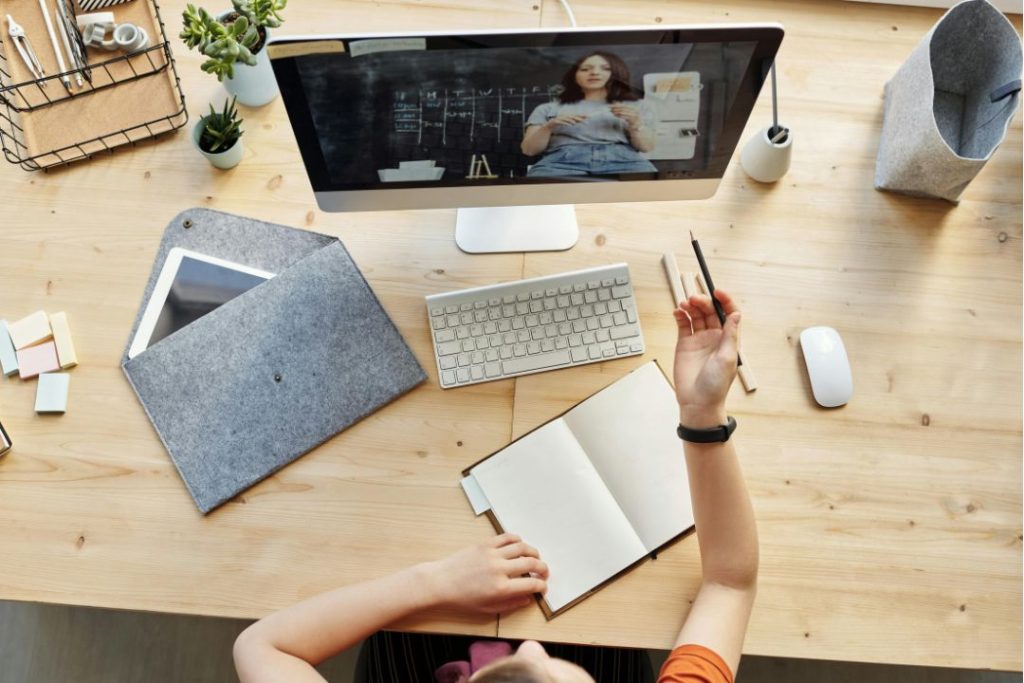 Docentes digitales: habilidades TIC esenciales para el aula actual.