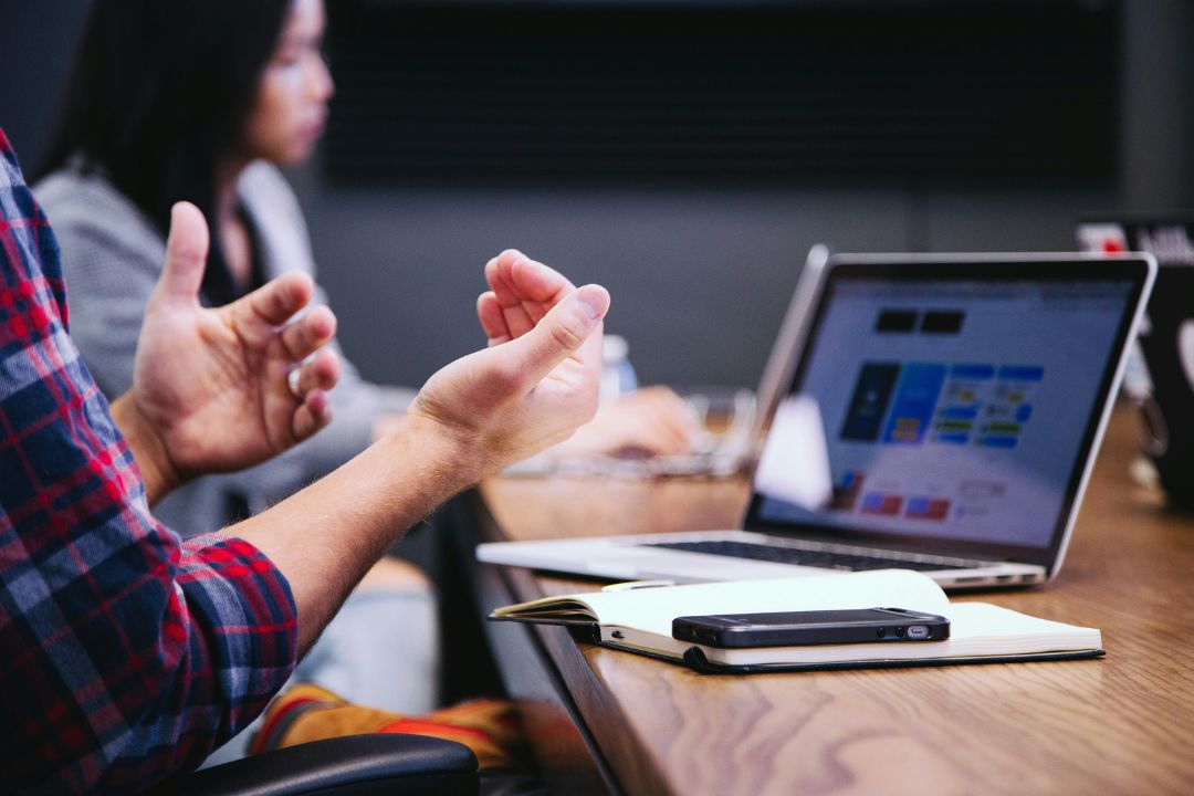 Comunicación laboral: claves para diálogos efectivos en equipos.