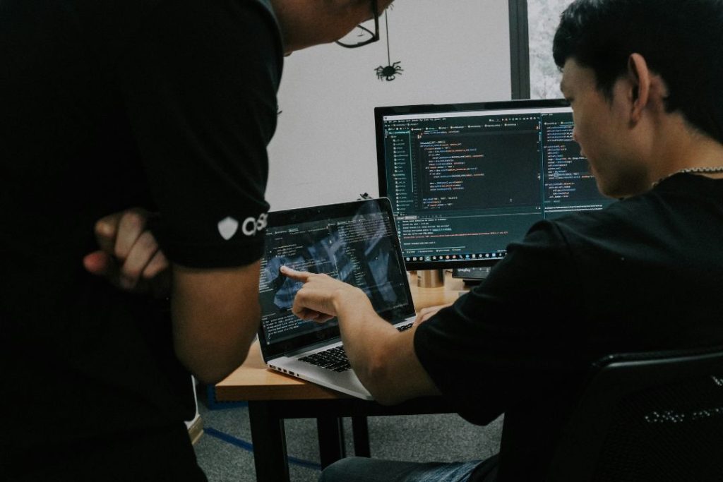 Carrera en ciberseguridad: rutas y requisitos actuales