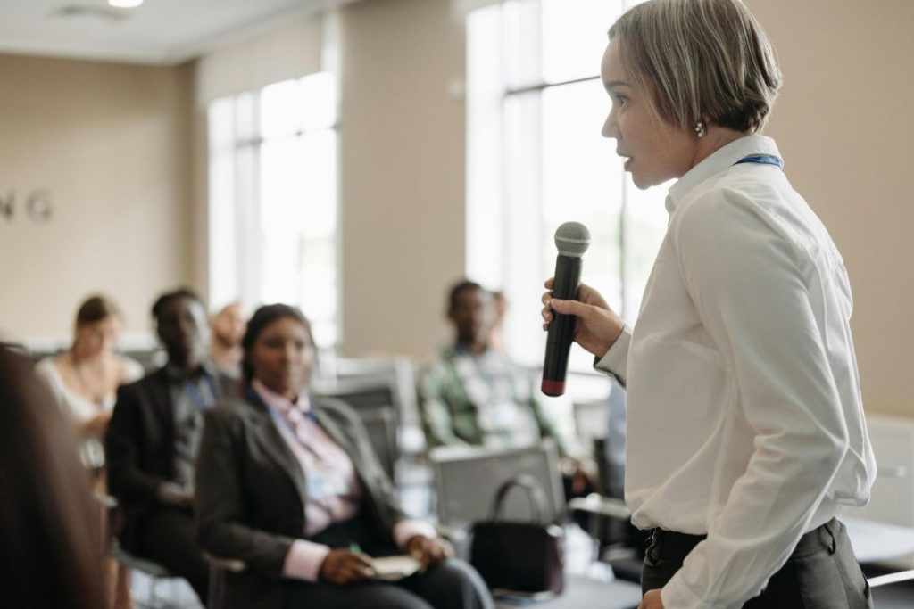 5 canales de comunicación en la empresa: compara usos