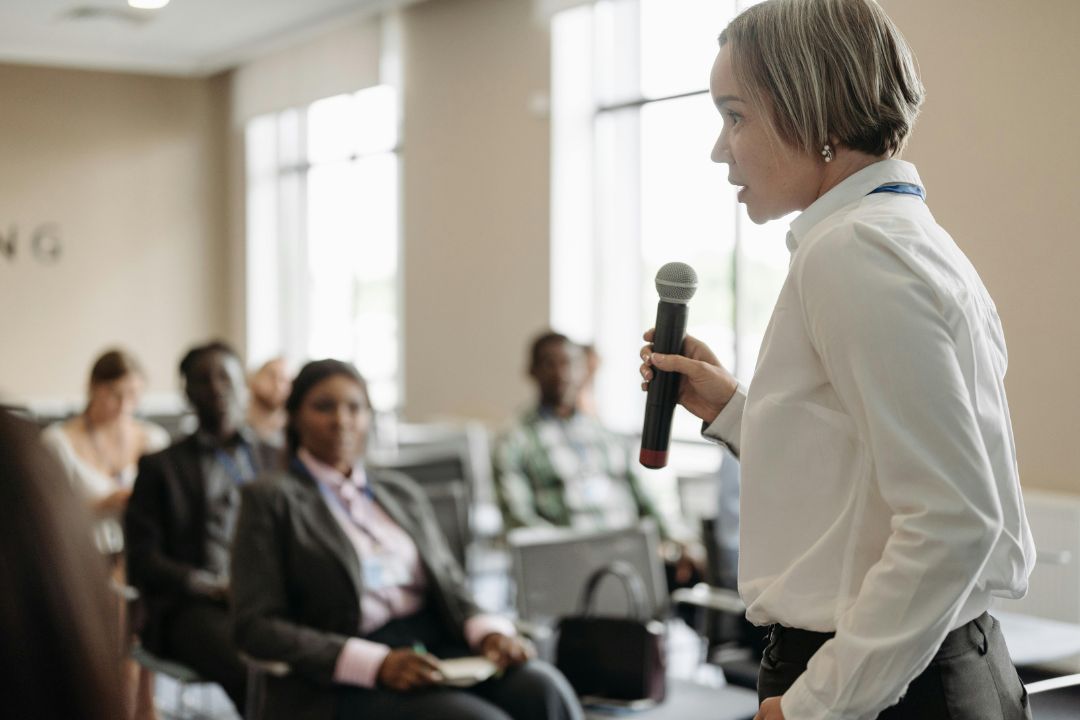 5 canales de comunicación en la empresa: compara usos