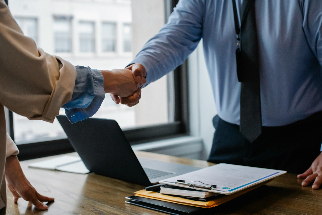 4 estrategias negociación: claves para acuerdos exitosos y justos.