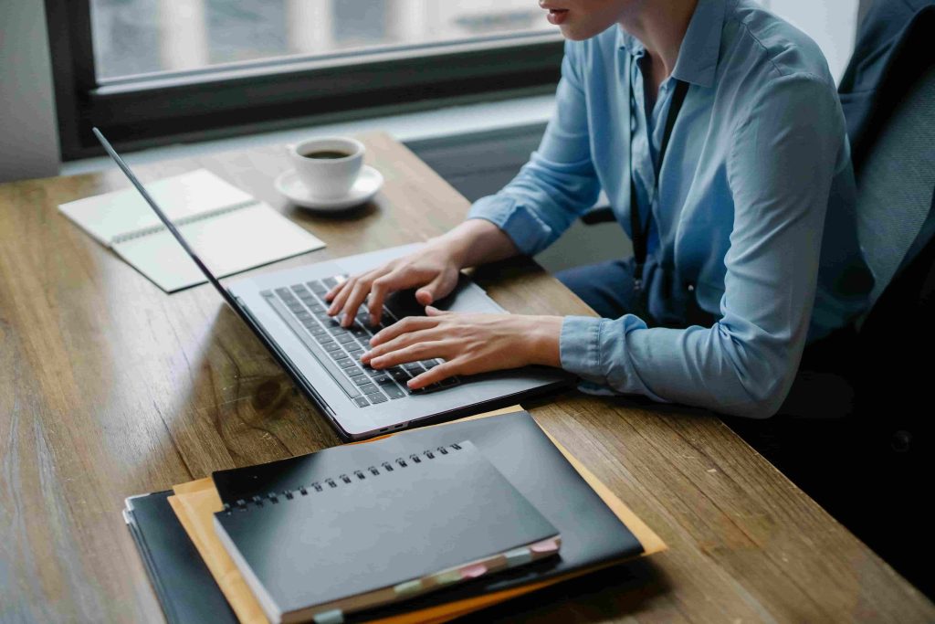 Workaholic: Persona que se dedica excesivamente al trabajo.