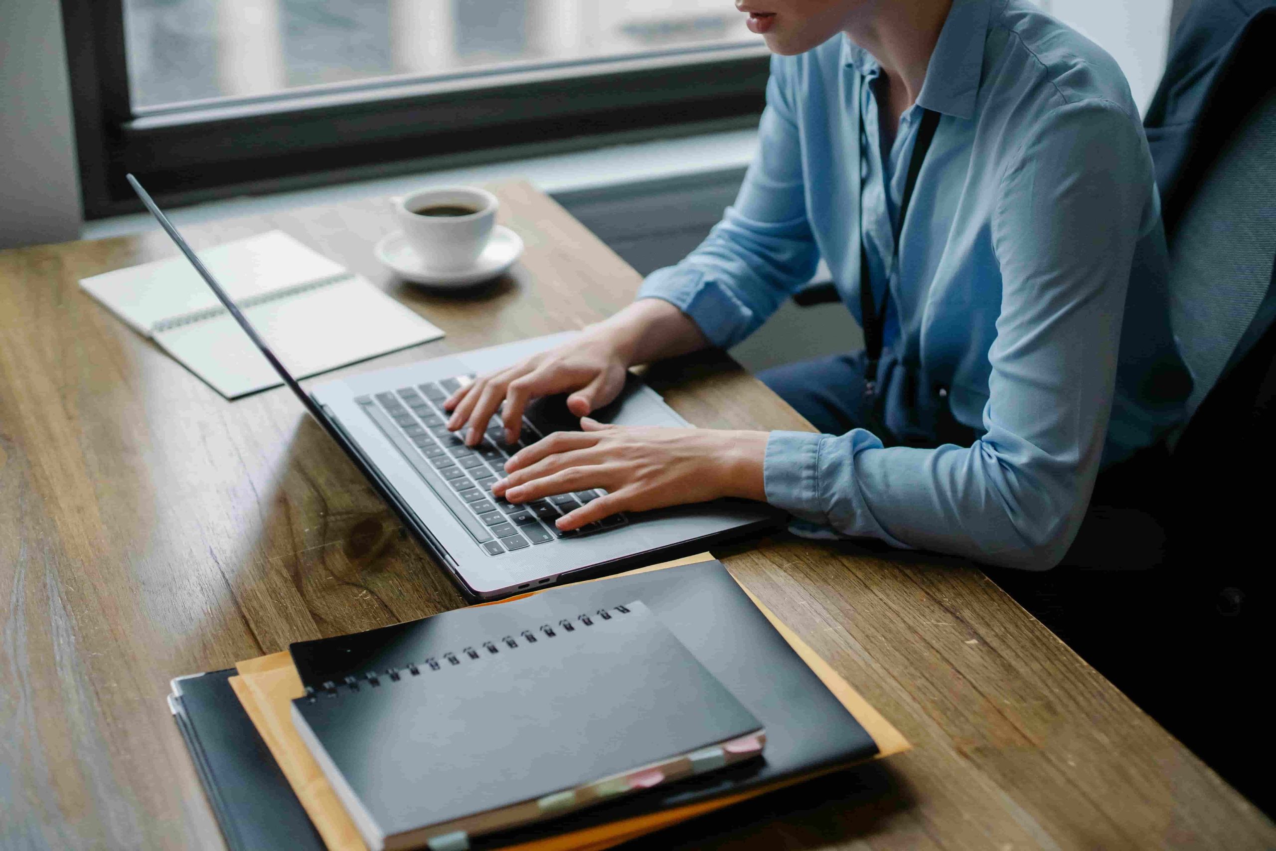 Workaholic: Persona que se dedica excesivamente al trabajo.